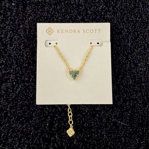 PRICE DROP! Kendra Scott Perry short pendant necklace NWT - green stone.